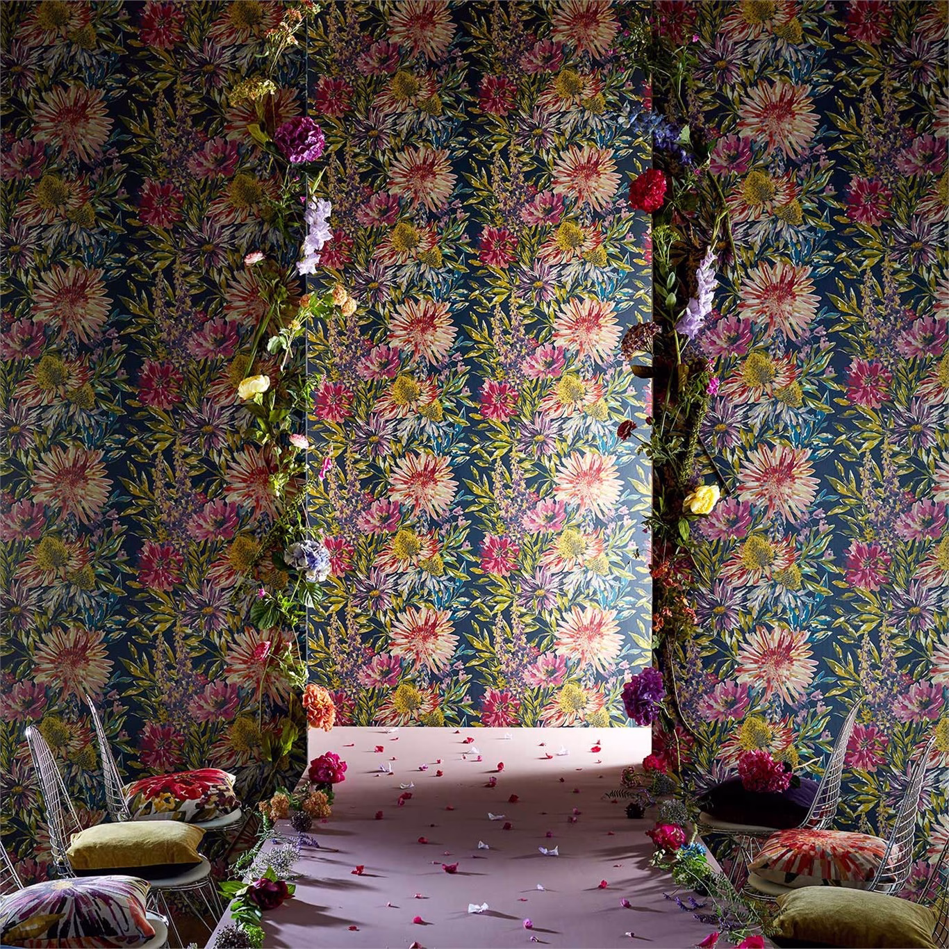 Обои Harlequin Standing Ovation Floreale Tangerine/Fuchsia 111497 фото в интерьере